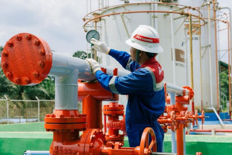 Pekerja Pertamina melakukan pengecekan tekanan pada fasilitas pipa produksi di wilayah kerja Pertamina Hulu Rokan Zona 1, Jambi. (Dok. FJM)