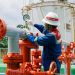 Pekerja Pertamina melakukan pengecekan tekanan pada fasilitas pipa produksi di wilayah kerja Pertamina Hulu Rokan Zona 1, Jambi. (Dok. FJM)
