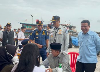 Bupati Anwar Sadat bersama jajaran TNI-Polri dan Jasa Raharja meninjau kondisi kesehatan penumpang sebelum pelepasan arus balik gratis di Pelabuhan Marina Kuala Tungkal, Kamis (26/3) (Dok. Nanar)