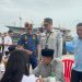 Bupati Anwar Sadat bersama jajaran TNI-Polri dan Jasa Raharja meninjau kondisi kesehatan penumpang sebelum pelepasan arus balik gratis di Pelabuhan Marina Kuala Tungkal, Kamis (26/3) (Dok. Nanar)