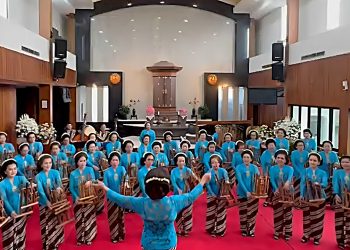 Nenek 83 tahun, Merrywati Peruba, tampil penuh semangat memimpin harmoni bersama Grup Angklung Gita Pundarika NSI dalam ajang Pasanggiri Angklung Satu Hati (PASH) di Jakarta (Dok. Sinsen)