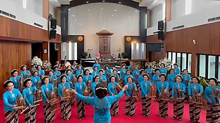 Nenek 83 tahun, Merrywati Peruba, tampil penuh semangat memimpin harmoni bersama Grup Angklung Gita Pundarika NSI dalam ajang Pasanggiri Angklung Satu Hati (PASH) di Jakarta (Dok. Sinsen)