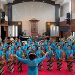 Nenek 83 tahun, Merrywati Peruba, tampil penuh semangat memimpin harmoni bersama Grup Angklung Gita Pundarika NSI dalam ajang Pasanggiri Angklung Satu Hati (PASH) di Jakarta (Dok. Sinsen)