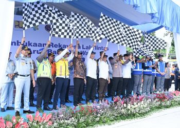 Sejumlah pejabat mengibarkan bendera saat pembukaan rekayasa lalu lintas one way nasional arus balik Idulfitri 2026 di Gerbang Tol Kalikangkung, Semarang, Jawa Tengah, Selasa (24/3/2026). (Dok. Humas JR Jambi)