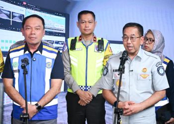 Direktur Utama Jasa Raharja Muhammad Awaluddin bersama sejumlah pejabat memberikan keterangan kepada media saat peninjauan arus balik Idulfitri 2026 di Jasa Marga Toll Road Command Center KM 29, Bekasi, Rabu (25/3/2026). (Dok. Humas JR)