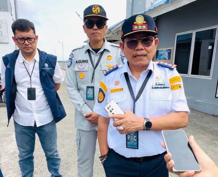 Kepala BPTD Wilayah Jambi Benny Nurdin saat meninjau langsung arus balik Lebaran 2026 di kawasan pelabuhan Kuala Tungkal,(Dok. Daus)