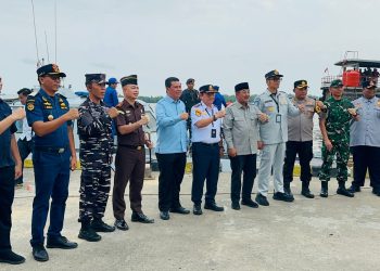 Bupati Tanjung Jabung Barat Anwar Sadat bersama unsur Forkopimda dan instansi terkait saat melepas keberangkatan penumpang arus balik Lebaran gratis tujuan Batam di Pelabuhan Marina Kuala Tungkal, Kamis (26/3/2026). (Dok. Daus)