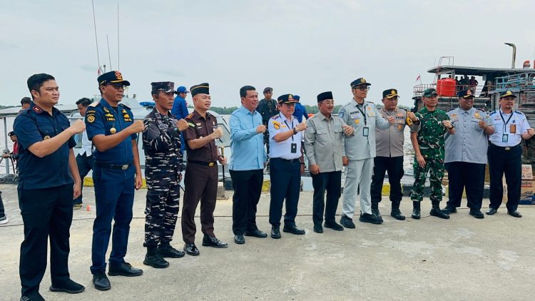 Bupati Tanjung Jabung Barat Anwar Sadat bersama unsur Forkopimda dan instansi terkait saat melepas keberangkatan penumpang arus balik Lebaran gratis tujuan Batam di Pelabuhan Marina Kuala Tungkal, Kamis (26/3/2026). (Dok. Daus)