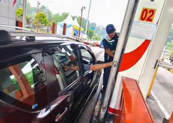 Petugas melayani kendaraan di gerbang tol Jalan Tol Trans Sumatera saat arus balik Lebaran 2026, Kamis (26/3/2026). (Dok Humas HK)