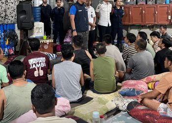 Kalapas Kelas IIA Jambi Syahroni Ali memberikan arahan kepada warga binaan saat melakukan penelusuran dan penanganan menyeluruh terkait dugaan video narapidana menggunakan narkotika yang beredar di media sosial, Jumat (27/3/2026). (Dok. Humas)