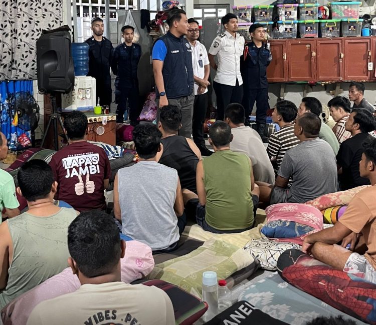 Kalapas Kelas IIA Jambi Syahroni Ali memberikan arahan kepada warga binaan saat melakukan penelusuran dan penanganan menyeluruh terkait dugaan video narapidana menggunakan narkotika yang beredar di media sosial, Jumat (27/3/2026). (Dok. Humas)