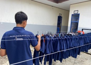 Seorang anak binaan di LPKA Muara Bulian menata pakaian hasil program laundry gratis di lingkungan lembaga, Kamis (26/3/2026)  (Dok. Humas)