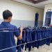 Seorang anak binaan di LPKA Muara Bulian menata pakaian hasil program laundry gratis di lingkungan lembaga, Kamis (26/3/2026) (Dok. Humas)
