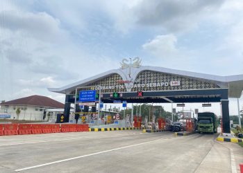 Kendaraan melintas di Gerbang Tol Muaro Sebapo, Jalan Tol Trans Sumatera (Dok. Humas HK)