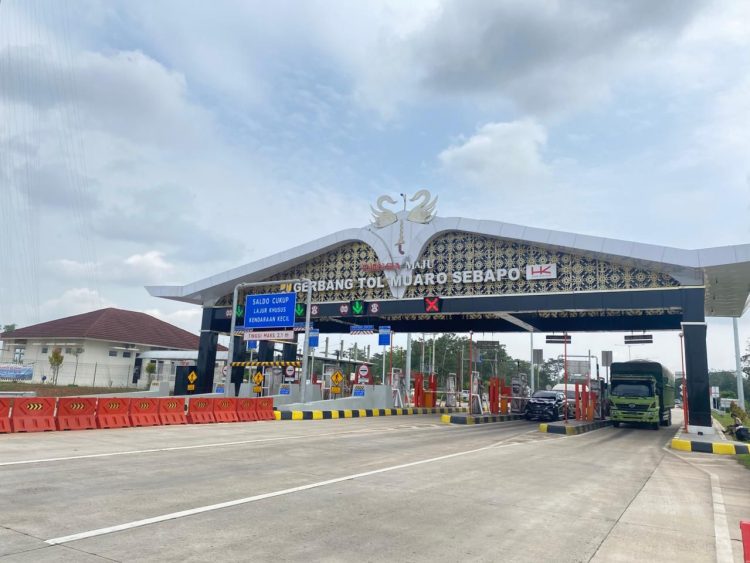 Kendaraan melintas di Gerbang Tol Muaro Sebapo, Jalan Tol Trans Sumatera (Dok. Humas HK)