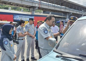 Direktur Kepatuhan dan Manajemen Risiko Jasa Raharja, Harwan melakukan pemantauan dan berinteraksi dengan pengemudi kendaraan di kawasan penyeberangan Merak–Bakauheni, Selasa (24/3/2026). (Dok. Humas JR )