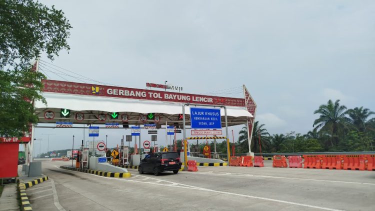 Kendaraan melintas di Gerbang Tol Bayung Lencir (Dok. Humas HK)