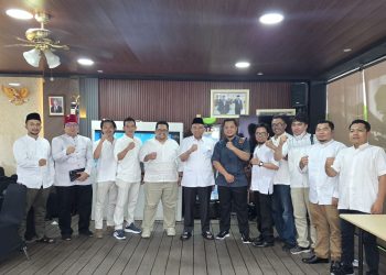 Wakil Menteri Ketenagakerjaan Afriansyah Noor (tengah) berfoto bersama perwakilan teknisi ponsel dan panitia ATPJ Championship Indonesia di Jambi, (Dok. Nahar)
