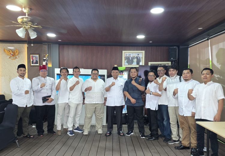 Wakil Menteri Ketenagakerjaan Afriansyah Noor (tengah) berfoto bersama perwakilan teknisi ponsel dan panitia ATPJ Championship Indonesia di Jambi, (Dok. Nahar)