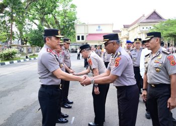Kapolda Jambi Irjen Pol. Krisno H. Siregar (kiri) bersalaman dengan personel saat apel pagi di Lapangan Hitam Mapolda Jambi, Senin (30/3/2026) (Dok. Nahar)
