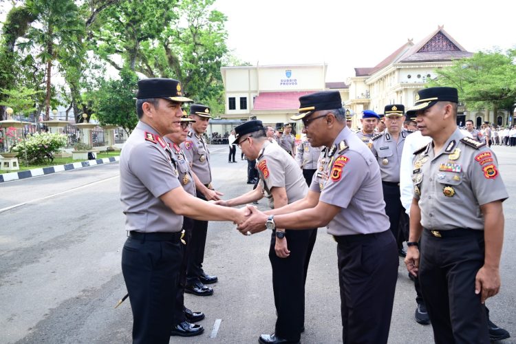 Kapolda Jambi Irjen Pol. Krisno H. Siregar (kiri) bersalaman dengan personel saat apel pagi di Lapangan Hitam Mapolda Jambi, Senin (30/3/2026) (Dok. Nahar)