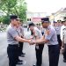 Kapolda Jambi Irjen Pol. Krisno H. Siregar (kiri) bersalaman dengan personel saat apel pagi di Lapangan Hitam Mapolda Jambi, Senin (30/3/2026) (Dok. Nahar)
