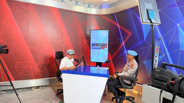 Kabidpropam Polda Jambi Kombes Pol. Darno saat menjadi narasumber dalam podcast live streaming di Studio Jambi TV, Senin (30/3/2026) (Dok. Nahar)
