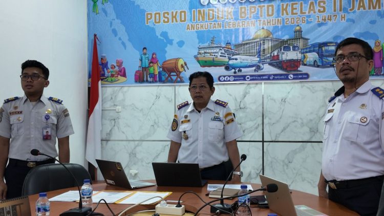 Kepala BPTD Kelas II Jambi, Benny Nurdin Yusuf saat mengikuti kegiatan di Posko Induk Angkutan Lebaran 2026 di Jambi. (Dok, Nahar)