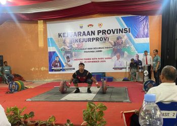 Seorang atlet angkat besi tampil pada ajang kejuaraan di Jambi. (Dok. Humas KONI)