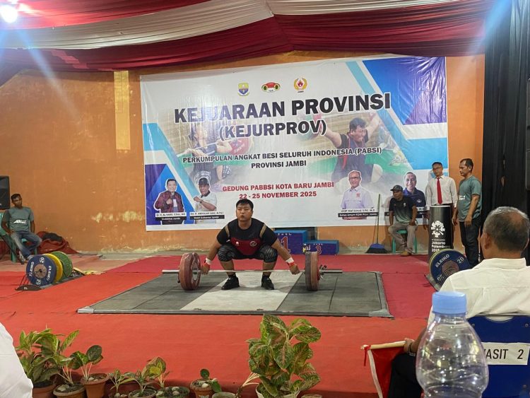 Seorang atlet angkat besi tampil pada ajang kejuaraan di Jambi. (Dok. Humas KONI)
