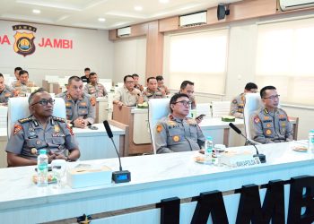 Wakapolda Jambi Brigjen Pol. B. Ali bersama jajaran pejabat utama Polda Jambi mengikuti pembukaan Rakernis gabungan Divisi Polri secara virtual di Ruang Vidcon Mapolda Jambi, Selasa (31/3/2026). (Dok,. Humas)