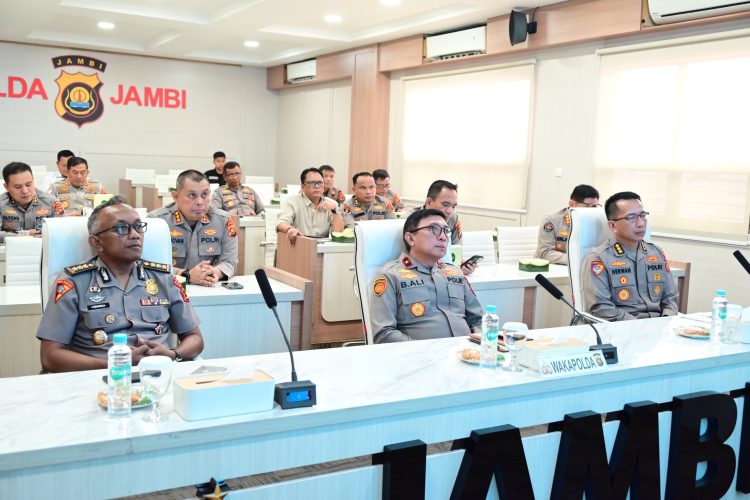 Wakapolda Jambi Brigjen Pol. B. Ali bersama jajaran pejabat utama Polda Jambi mengikuti pembukaan Rakernis gabungan Divisi Polri secara virtual di Ruang Vidcon Mapolda Jambi, Selasa (31/3/2026). (Dok,. Humas)