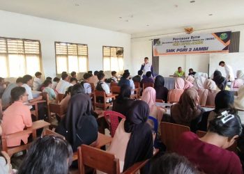 Instruktur Safety Riding Sinsen memberikan edukasi kepada siswa SMK PGRI 2 Jambi tentang jenis-jenis bahaya di jalan dalam kegiatan keselamatan berkendara yang digelar bersama Satlantas Polda Jambi, Selasa (25/3/2026). (Dok. Daus)