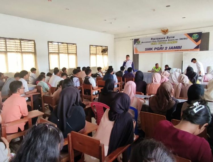 Instruktur Safety Riding Sinsen memberikan edukasi kepada siswa SMK PGRI 2 Jambi tentang jenis-jenis bahaya di jalan dalam kegiatan keselamatan berkendara yang digelar bersama Satlantas Polda Jambi, Selasa (25/3/2026). (Dok. Daus)