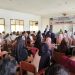 Instruktur Safety Riding Sinsen memberikan edukasi kepada siswa SMK PGRI 2 Jambi tentang jenis-jenis bahaya di jalan dalam kegiatan keselamatan berkendara yang digelar bersama Satlantas Polda Jambi, Selasa (25/3/2026). (Dok. Daus)