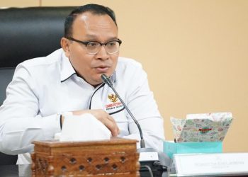 Anggota Ombudsman RI Robert Na Endi Jaweng menyampaikan hasil pemantauan terkait indikasi maladministrasi dalam pembayaran THR 2026 di Kantor Ombudsman RI, Jakarta Selatan. (Dok. Humas)