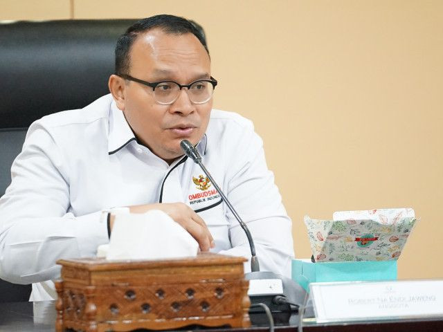 Anggota Ombudsman RI Robert Na Endi Jaweng menyampaikan hasil pemantauan terkait indikasi maladministrasi dalam pembayaran THR 2026 di Kantor Ombudsman RI, Jakarta Selatan. (Dok. Humas)