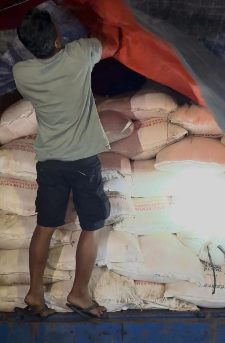 Polisi menyita 10 ton pupuk bersubsidi, terdiri dari 7 ton NPK Phonska dan 3 ton urea, Selasa (3/3/2026). (Dok/yl)