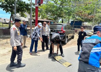Anggota Polresta Bengkulu bersama Dinas Perhubungan memasang rumble strip di kawasan Pantai Panjang, Kota Bengkulu, Kamis (26/3/2026). (Dok. Yola)