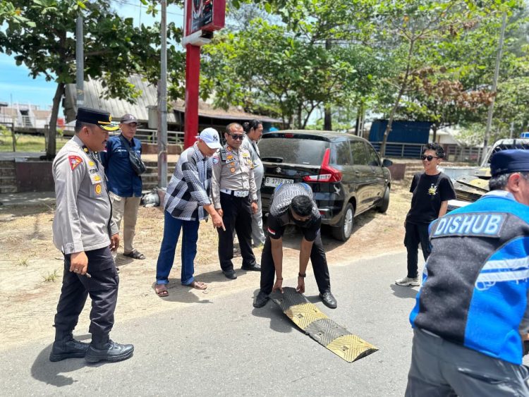 Anggota Polresta Bengkulu bersama Dinas Perhubungan memasang rumble strip di kawasan Pantai Panjang, Kota Bengkulu, Kamis (26/3/2026). (Dok. Yola)