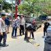 Anggota Polresta Bengkulu bersama Dinas Perhubungan memasang rumble strip di kawasan Pantai Panjang, Kota Bengkulu, Kamis (26/3/2026). (Dok. Yola)
