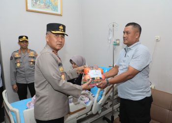 Kapolda Bengkulu Irjen Pol. Mardiyono mengunjungi personel yang sakit di Rumah Sakit Bhayangkara Polda Bengkulu, Kamis (26/3/2026). (Dok. Yola)