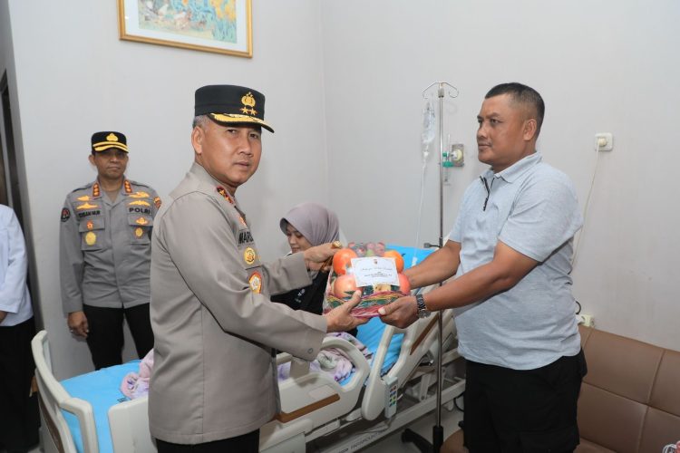 Kapolda Bengkulu Irjen Pol. Mardiyono mengunjungi personel yang sakit di Rumah Sakit Bhayangkara Polda Bengkulu, Kamis (26/3/2026). (Dok. Yola)