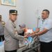 Kapolda Bengkulu Irjen Pol. Mardiyono mengunjungi personel yang sakit di Rumah Sakit Bhayangkara Polda Bengkulu, Kamis (26/3/2026). (Dok. Yola)