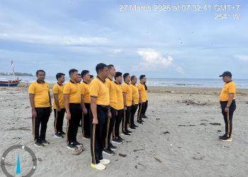 Personel Polda Bengkulu membersihkan sampah di kawasan Pantai Kualo, Jumat (27/3/2026), (Dok. Yola)