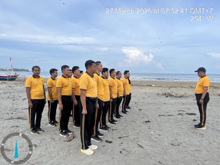 Personel Polda Bengkulu membersihkan sampah di kawasan Pantai Kualo, Jumat (27/3/2026), (Dok. Yola)