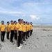 Personel Polda Bengkulu membersihkan sampah di kawasan Pantai Kualo, Jumat (27/3/2026), (Dok. Yola)