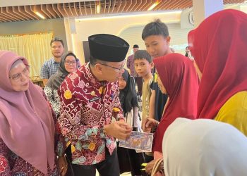 Ketua STIA Bengkulu Gustini bersama Asisten III Setda Provinsi Bengkulu Nandar Munadi mendampingi anak yatim, masyarakat kurang mampu, dan lansia saat mengikuti kegiatan belanja kebutuhan Lebaran di Hypermart Bencoolen Mall Bengkulu dalam program STIA Peduli. (foto:Yl)