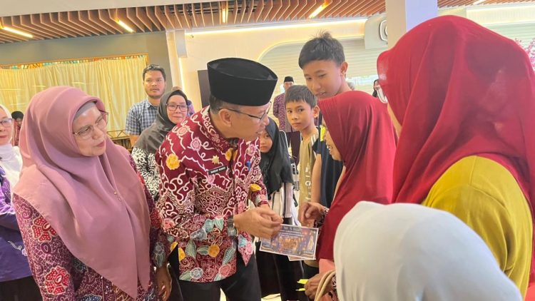 Ketua STIA Bengkulu Gustini bersama Asisten III Setda Provinsi Bengkulu Nandar Munadi mendampingi anak yatim, masyarakat kurang mampu, dan lansia saat mengikuti kegiatan belanja kebutuhan Lebaran di Hypermart Bencoolen Mall Bengkulu dalam program STIA Peduli. (foto:Yl)