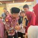 Ketua STIA Bengkulu Gustini bersama Asisten III Setda Provinsi Bengkulu Nandar Munadi mendampingi anak yatim, masyarakat kurang mampu, dan lansia saat mengikuti kegiatan belanja kebutuhan Lebaran di Hypermart Bencoolen Mall Bengkulu dalam program STIA Peduli. (foto:Yl)